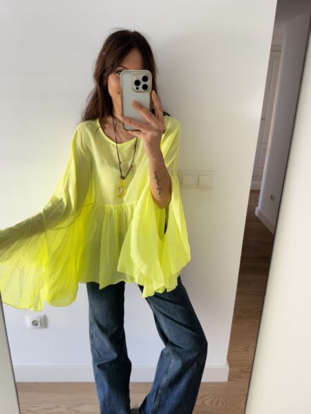 BLUSA OVERSIZE ALGODÓN AMARILLO NEÓN 6 Blusa oversize de algodón italiano en tono amarillo neón, con silueta amplia y caída ligera. Una prenda cómoda, vibrante y con personalidad, perfecta para dar luz y energía a cualquier look. <strong>Composición:</strong> 100% algodón italiano. Talla única: 36 a 44 Alabama Shop