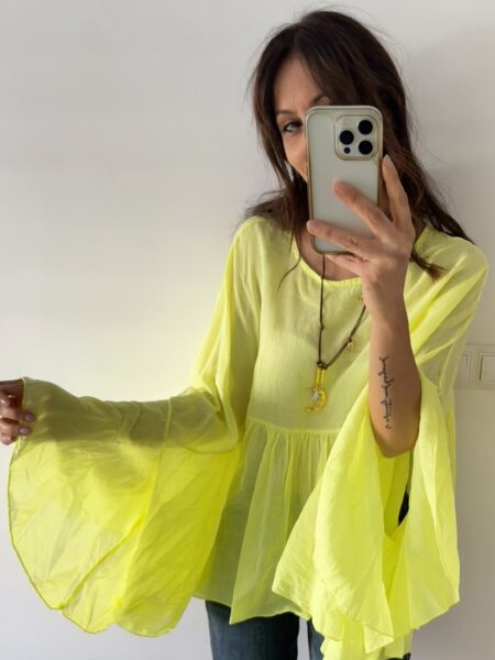 BLUSA OVERSIZE ALGODÓN AMARILLO NEÓN 5 Blusa oversize de algodón italiano en tono amarillo neón, con silueta amplia y caída ligera. Una prenda cómoda, vibrante y con personalidad, perfecta para dar luz y energía a cualquier look. <strong>Composición:</strong> 100% algodón italiano. Talla única: 36 a 44 Alabama Shop