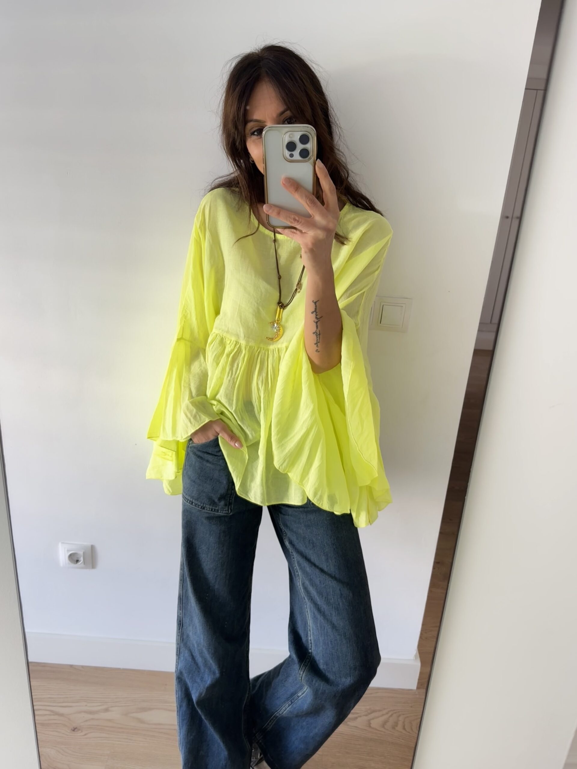 IMG_8410 Blusa oversize de algodón italiano en tono amarillo neón, con silueta amplia y caída ligera. Una prenda cómoda, vibrante y con personalidad, perfecta para dar luz y energía a cualquier look. <strong>Composición:</strong> 100% algodón italiano. Talla única: 36 a 44 Alabama Shop