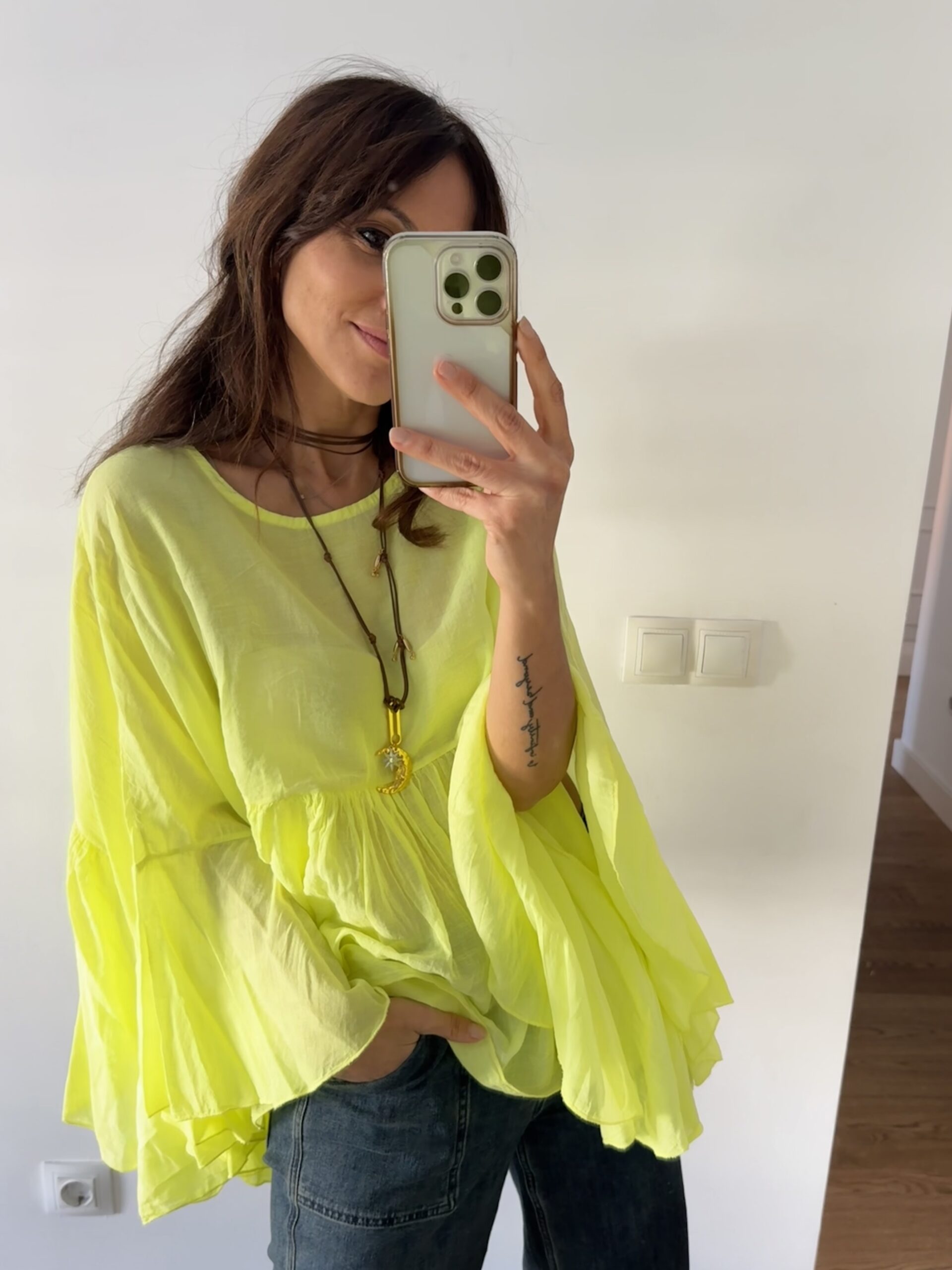 IMG_8417 Blusa oversize de algodón italiano en tono amarillo neón, con silueta amplia y caída ligera. Una prenda cómoda, vibrante y con personalidad, perfecta para dar luz y energía a cualquier look. <strong>Composición:</strong> 100% algodón italiano. Talla única: 36 a 44 Alabama Shop