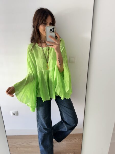 <p>Blusa oversize de algodón italiano en tono verde neón, con silueta amplia y caída ligera. Una prenda cómoda, vibrante y con personalidad, perfecta para dar luz y energía a cualquier look. <strong>Composición:</strong> 100% algodón italiano. Talla única: 36 a 44</p> Alabama Shop