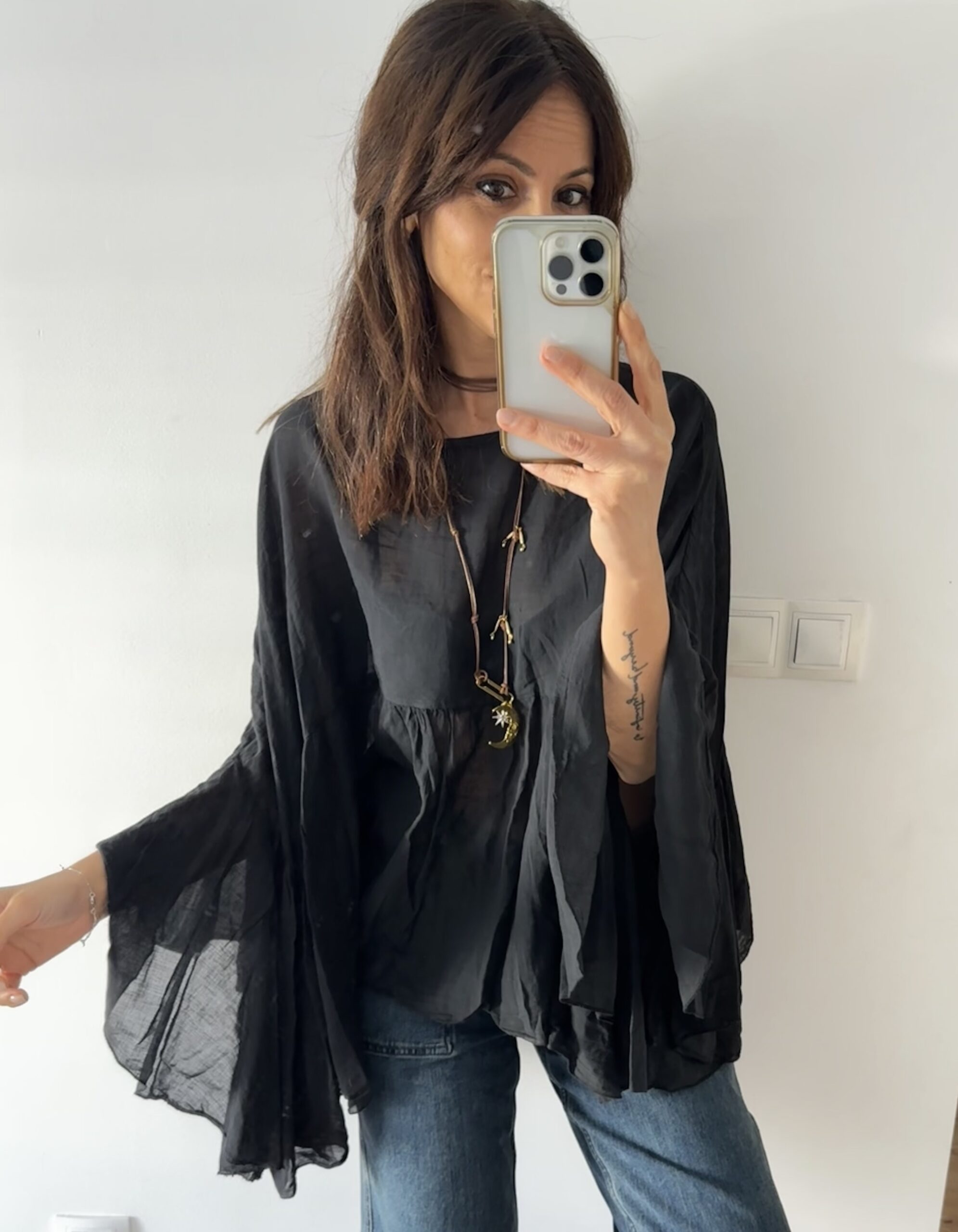 IMG_8426 Blusa oversize de algodón italiano en color negro con silueta amplia y caída ligera. Una prenda cómoda, vibrante y con personalidad, perfecta para dar luz y energía a cualquier look. <strong>Composición:</strong> 100% algodón italiano. Talla única: 36 a 44 Alabama Shop