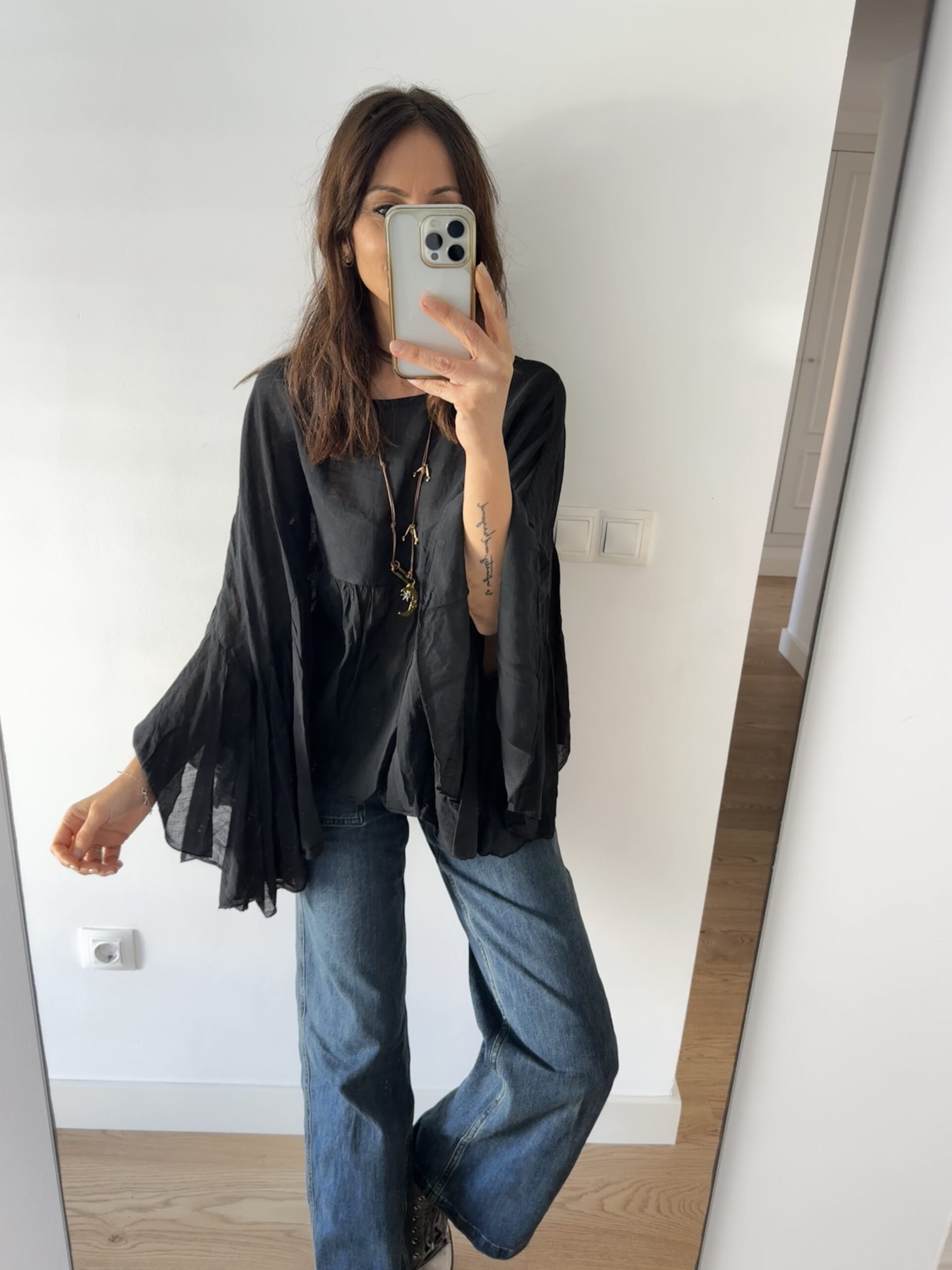 IMG_8427 Blusa oversize de algodón italiano en color negro con silueta amplia y caída ligera. Una prenda cómoda, vibrante y con personalidad, perfecta para dar luz y energía a cualquier look. <strong>Composición:</strong> 100% algodón italiano. Talla única: 36 a 44 Alabama Shop