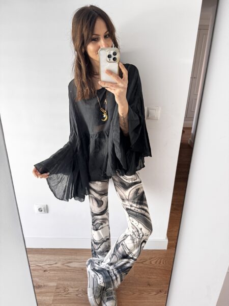 BLUSA OVERSIZE ALGODÓN NEGRO 3 Blusa oversize de algodón italiano en color negro con silueta amplia y caída ligera. Una prenda cómoda, vibrante y con personalidad, perfecta para dar luz y energía a cualquier look. <strong>Composición:</strong> 100% algodón italiano. Talla única: 36 a 44 Alabama Shop