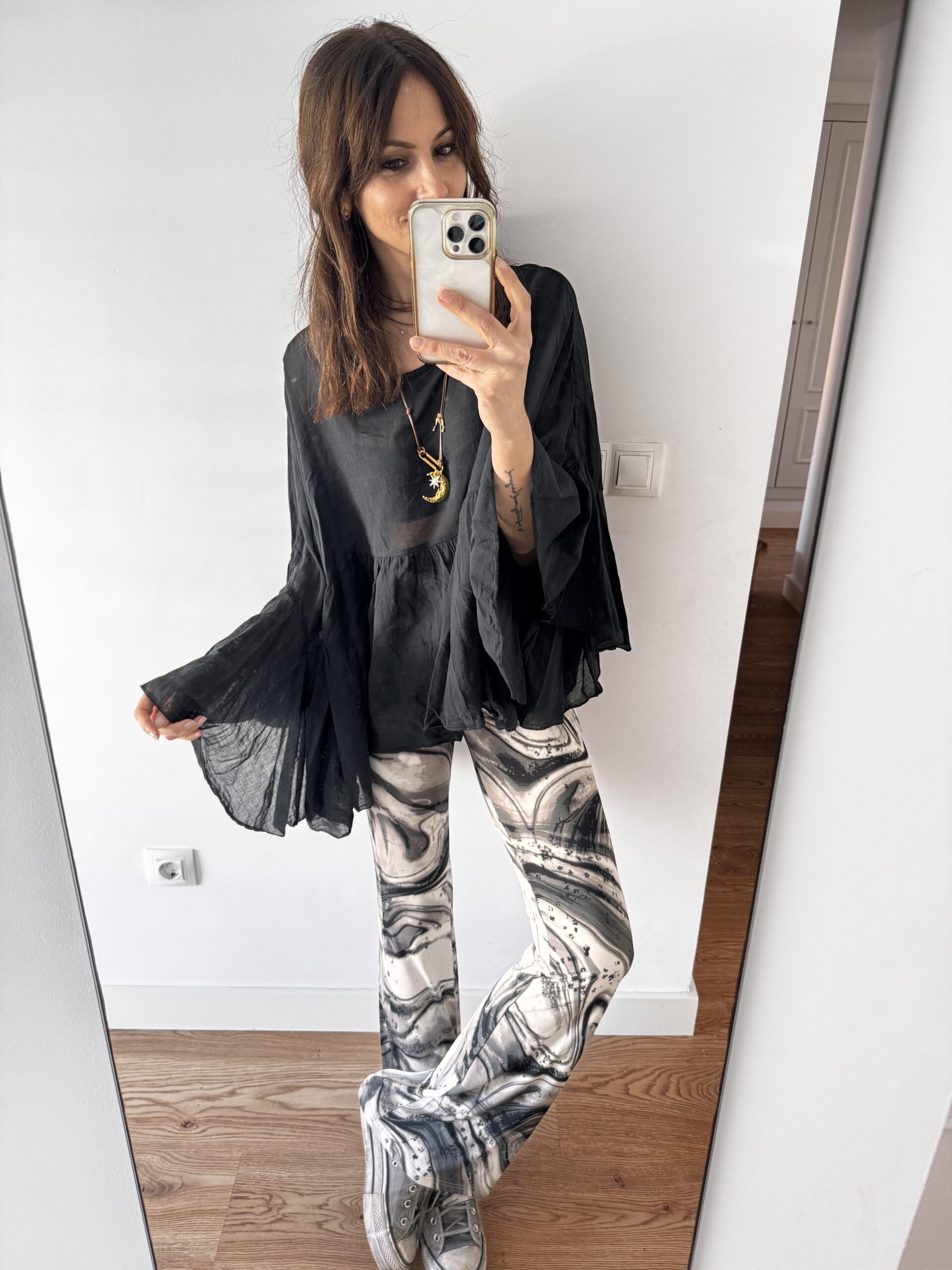 IMG_8431 Blusa oversize de algodón italiano en color negro con silueta amplia y caída ligera. Una prenda cómoda, vibrante y con personalidad, perfecta para dar luz y energía a cualquier look. <strong>Composición:</strong> 100% algodón italiano. Talla única: 36 a 44 Alabama Shop