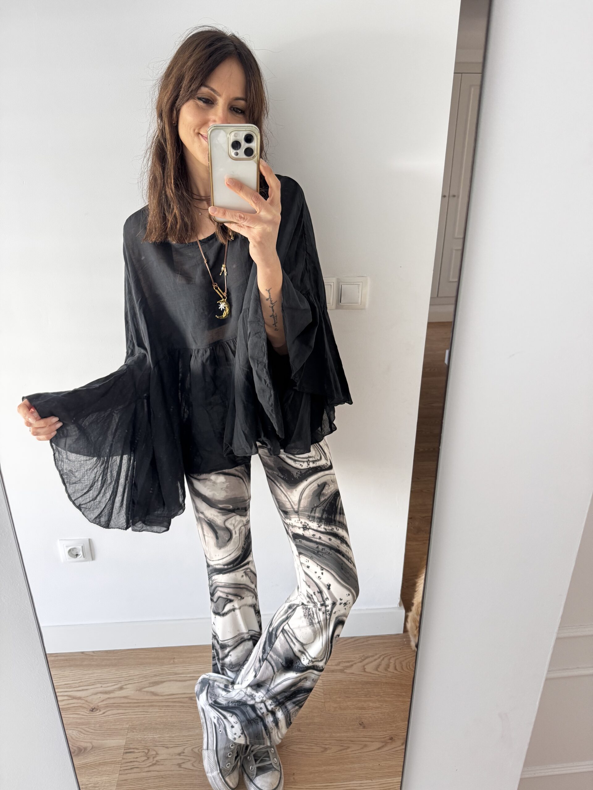 IMG_8432 Blusa oversize de algodón italiano en color negro con silueta amplia y caída ligera. Una prenda cómoda, vibrante y con personalidad, perfecta para dar luz y energía a cualquier look. <strong>Composición:</strong> 100% algodón italiano. Talla única: 36 a 44 Alabama Shop