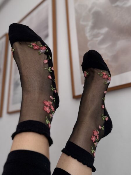 <p>Estos calcetines de tul finitos con flores no son cualquier calcetín: su diseño elegante, puntera, planta y puño reforzados, y el tejido suave y flexible los hacen especiales. Un accesorio chic que estiliza la pierna y eleva cualquier look. ¡Pequeños detalles que marcan la diferencia!</p><ul><li><strong>Composición:</strong> 80% poliéster, 20% elastano</li><li>Talla única: 36-40</li></ul> Alabama Shop