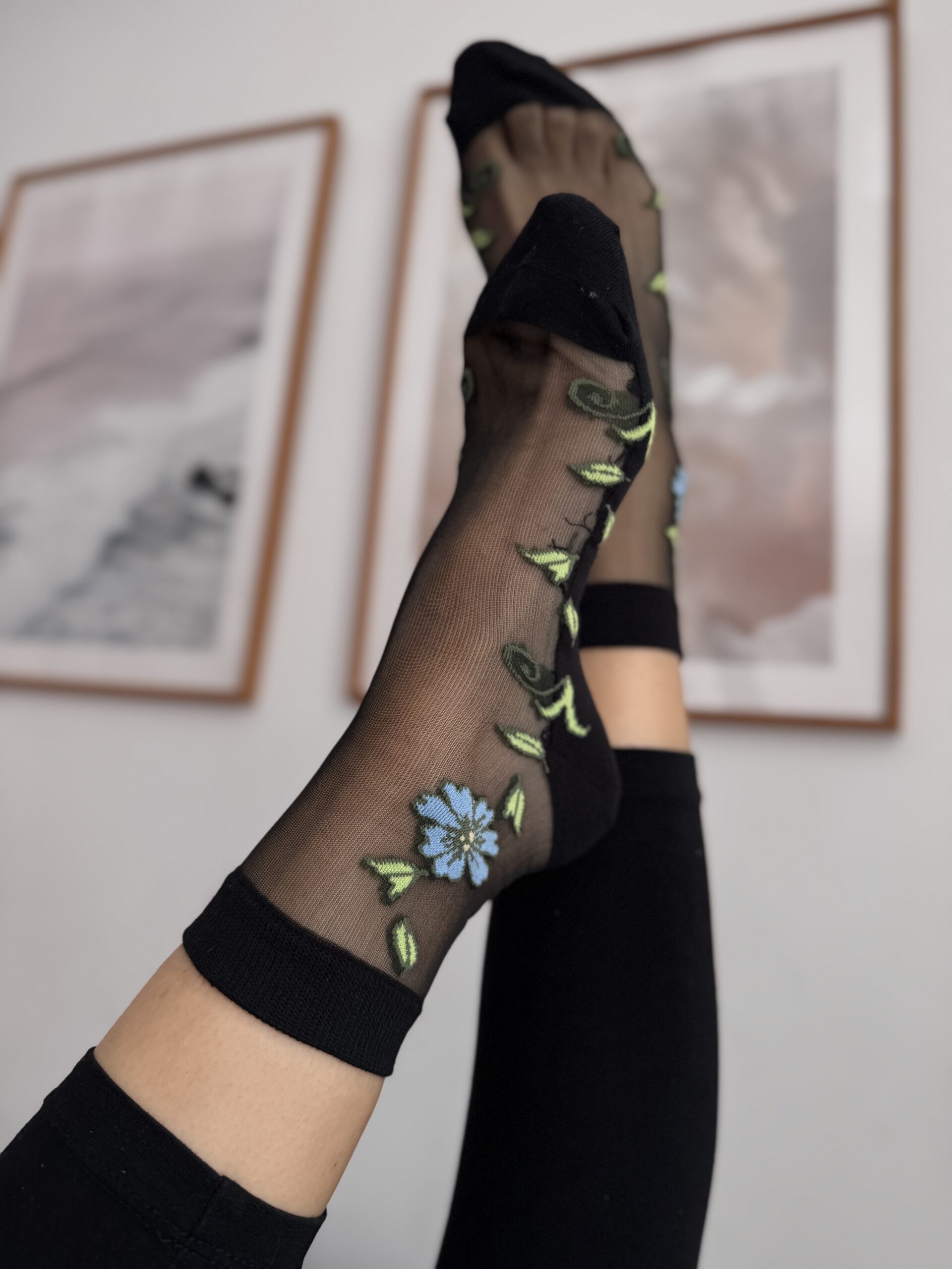 IMG_8449 <p>Estos calcetines de tul finitos con flores no son cualquier calcetín: su diseño elegante, puntera, planta y puño reforzados, y el tejido suave y flexible los hacen especiales. Un accesorio chic que estiliza la pierna y eleva cualquier look. ¡Pequeños detalles que marcan la diferencia!</p><ul><li><strong>Composición:</strong> 80% poliéster, 20% elastano</li><li>Talla única: 36-40</li></ul> Alabama Shop