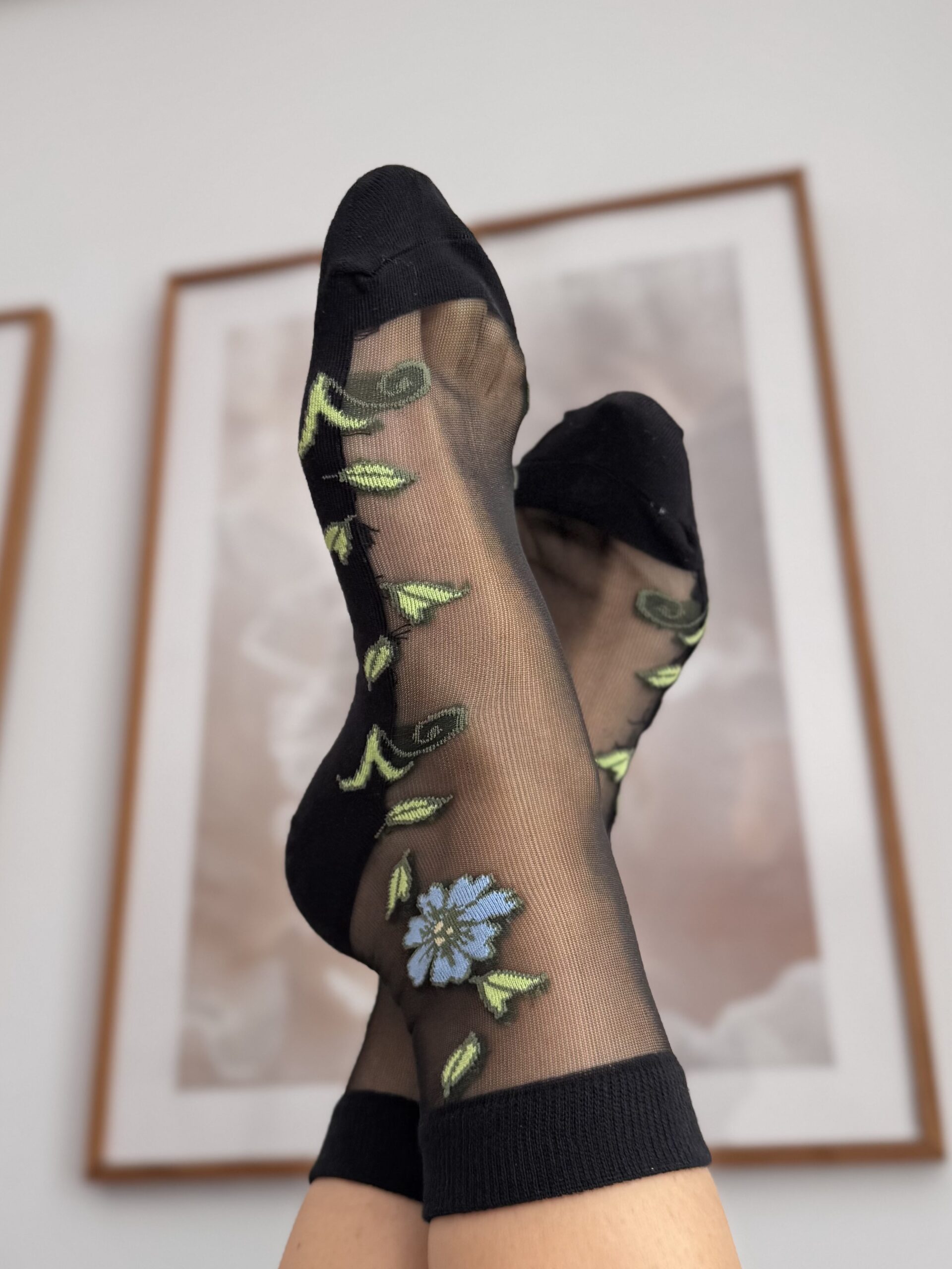 IMG_8455 <p>Estos calcetines de tul finitos con flores no son cualquier calcetín: su diseño elegante, puntera, planta y puño reforzados, y el tejido suave y flexible los hacen especiales. Un accesorio chic que estiliza la pierna y eleva cualquier look. ¡Pequeños detalles que marcan la diferencia!</p><ul><li><strong>Composición:</strong> 80% poliéster, 20% elastano</li><li>Talla única: 36-40</li></ul> Alabama Shop
