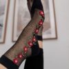 Estos calcetines de tul finitos con flores no son cualquier calcetín: su diseño elegante, puntera y puño reforzados, y el tejido suave y flexible los hacen especiales. Un accesorio chic que estiliza la pierna y eleva cualquier look. ¡Pequeños detalles que marcan la diferencia! <ul> <li><strong>Composición:</strong> 80% poliéster, 20% elastano</li> <li>Talla única: 36-40</li> </ul> Alabama Shop