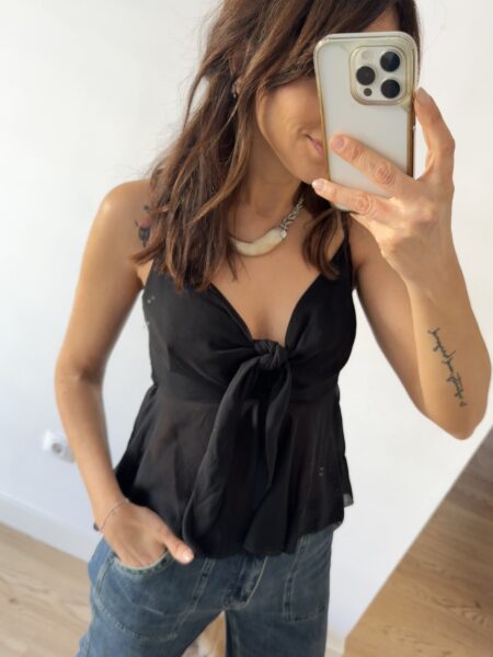 Top de tirantes adaptables en altura. Nudo al pecho también adaptable. Goma trasera. 100% poliester. Talla única: 36-40 Alabama Shop