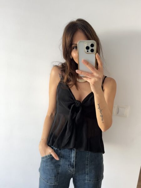 Top de tirantes adaptables en altura. Nudo al pecho también adaptable. Goma trasera. 100% poliester. Talla única: 36-40 Alabama Shop