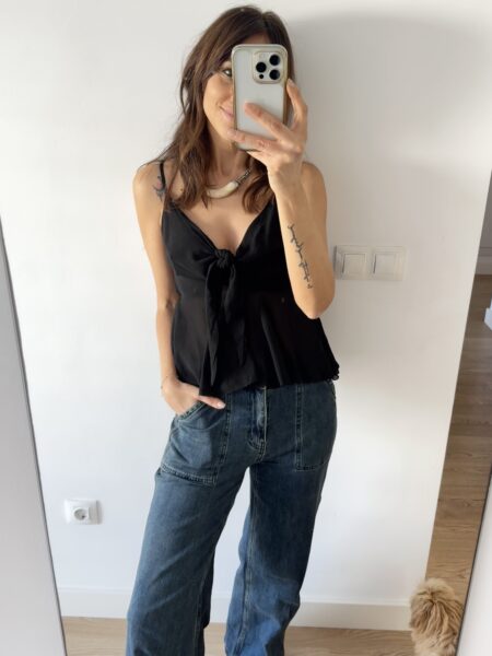 Top de tirantes adaptables en altura. Nudo al pecho también adaptable. Goma trasera. 100% poliester. Talla única: 36-40 Alabama Shop