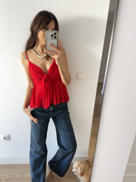 Top de tirantes adaptables en altura. Nudo al pecho también adaptable. Goma trasera. 100% poliester. Talla única: 36-40 Alabama Shop