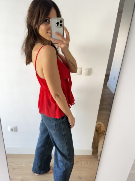 Top de tirantes adaptables en altura. Nudo al pecho también adaptable. Goma trasera. 100% poliester. Talla única: 36-40 Alabama Shop