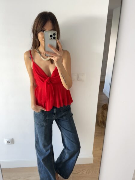 Top de tirantes adaptables en altura. Nudo al pecho también adaptable. Goma trasera. 100% poliester. Talla única: 36-40 Alabama Shop