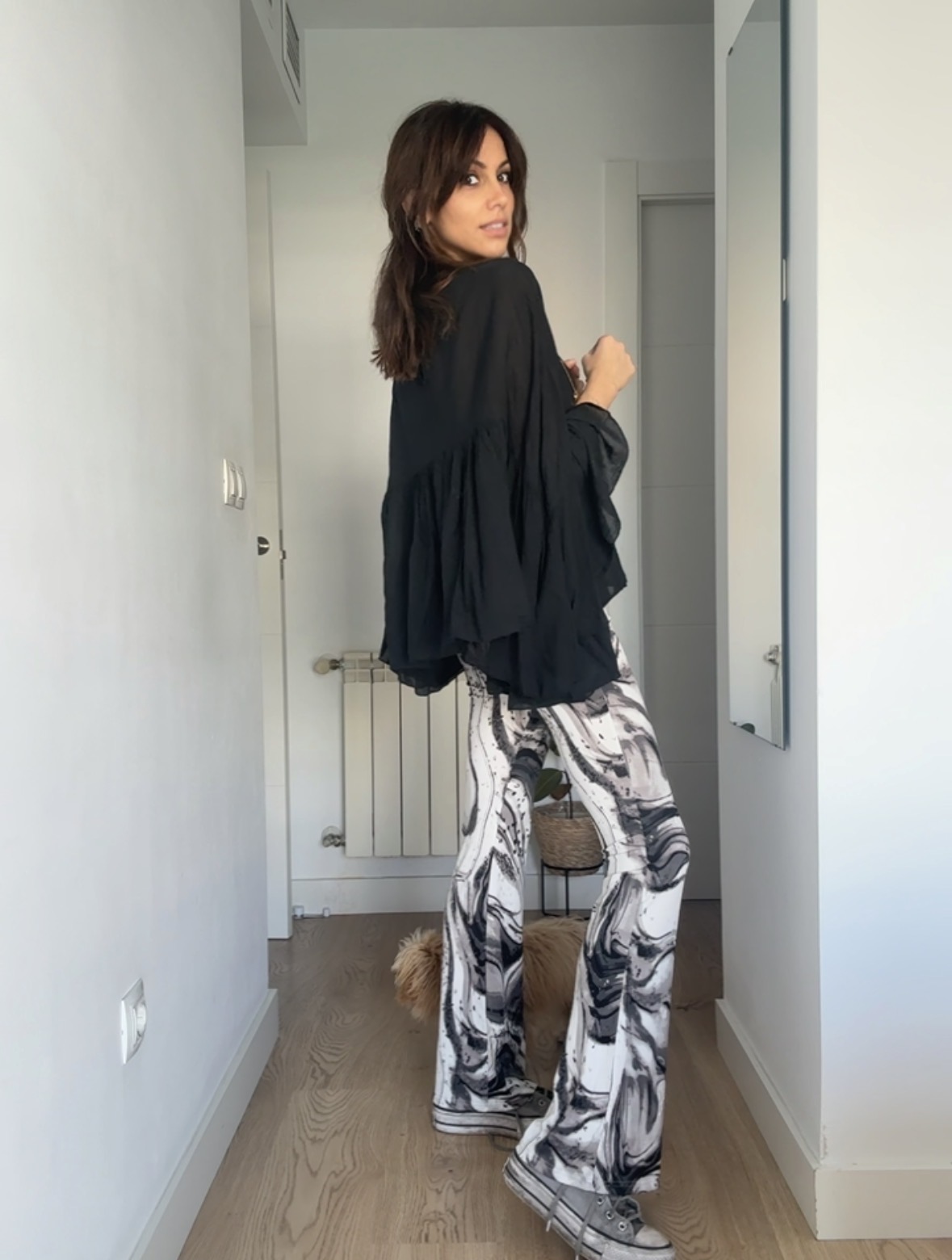 Screenshot Blusa oversize de algodón italiano en color negro con silueta amplia y caída ligera. Una prenda cómoda, vibrante y con personalidad, perfecta para dar luz y energía a cualquier look. <strong>Composición:</strong> 100% algodón italiano. Talla única: 36 a 44 Alabama Shop