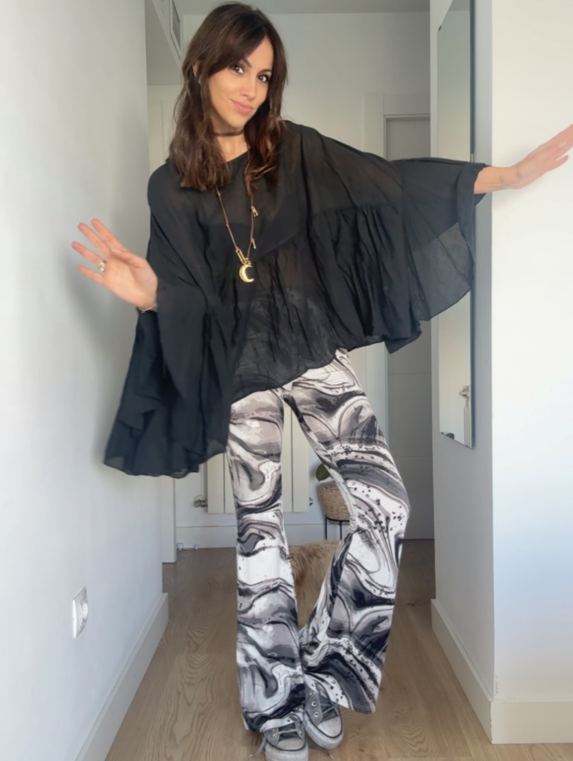 Screenshot Blusa oversize de algodón italiano en color negro con silueta amplia y caída ligera. Una prenda cómoda, vibrante y con personalidad, perfecta para dar luz y energía a cualquier look. <strong>Composición:</strong> 100% algodón italiano. Talla única: 36 a 44 Alabama Shop