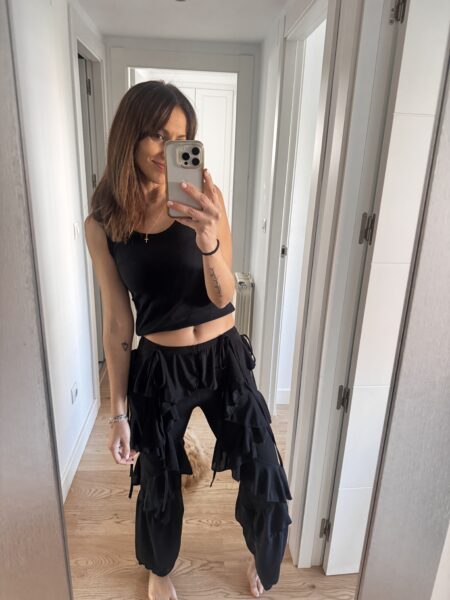 Pantalón con volantes que aporta movimiento y un aire muy femenino al look. Su diseño especial crea una silueta fluida y estilosa que transforma cualquier outfit en algo diferente. Perfecto para combinar con tops sencillos y dejar que el pantalón sea el protagonista. Poliéster (95%), Elastano (5%) Alabama Shop