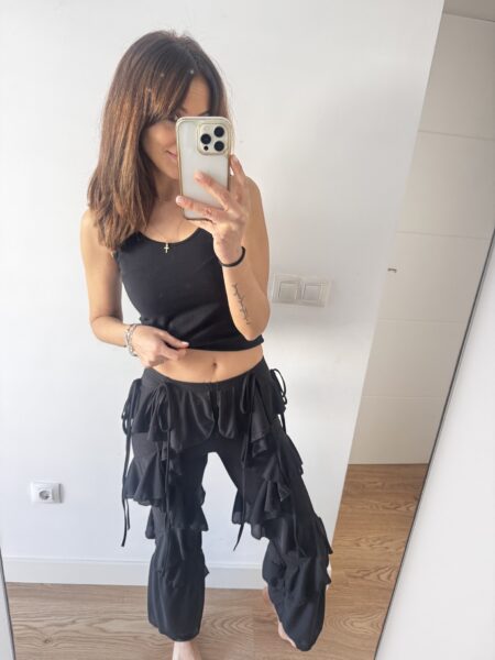 Pantalón con volantes que aporta movimiento y un aire muy femenino al look. Su diseño especial crea una silueta fluida y estilosa que transforma cualquier outfit en algo diferente. Perfecto para combinar con tops sencillos y dejar que el pantalón sea el protagonista. Poliéster (95%), Elastano (5%) Alabama Shop