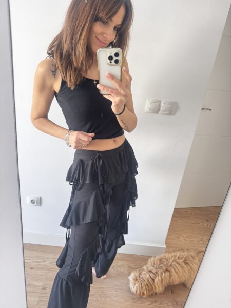 Pantalón con volantes que aporta movimiento y un aire muy femenino al look. Su diseño especial crea una silueta fluida y estilosa que transforma cualquier outfit en algo diferente. Perfecto para combinar con tops sencillos y dejar que el pantalón sea el protagonista. Poliéster (95%), Elastano (5%) Alabama Shop