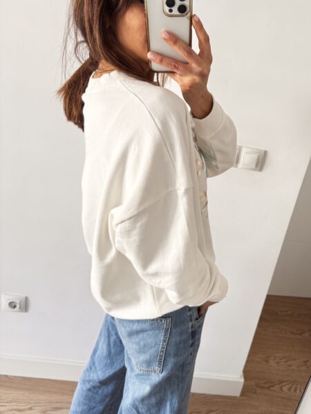 <h1>Sudadera con ojo de protección</h1> Sudadera con <strong>ojo turco en dorado y turquesa</strong>, <strong>100% algodón</strong> y hecha en Italia. Con <strong>pelito por dentro</strong>, calentita y confortable, perfecta para el día a día con estilo. <strong>Edición limitada</strong>, talla única (36-42). <strong>Composición:</strong> Algodón 100% Alabama Shop