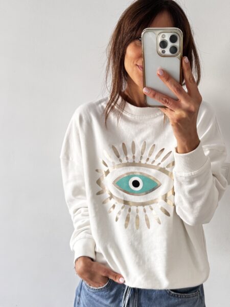 <h1>Sudadera con ojo de protección</h1> Sudadera con <strong>ojo turco en dorado y turquesa</strong>, <strong>100% algodón</strong> y hecha en Italia. Con <strong>pelito por dentro</strong>, calentita y confortable, perfecta para el día a día con estilo. <strong>Edición limitada</strong>, talla única (36-42). <strong>Composición:</strong> Algodón 100% Alabama Shop