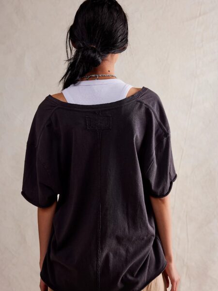 Nuestra camiseta favorita para usar en todas partes de nuestra colección Free People, ahora con un profundo escote en V. <strong>Ajuste: </strong>Boxy, ajuste ligeramente grande <strong>Características: </strong>Fabricación de algodón suave, escote en V profundo, hombros caídos, costuras de borde crudo en todas partes <strong>Por qué lo ❤: </strong>Perfecta con tus jeans favoritos. <ul class="c-pwa-product-contents__list"> <li class="u-pwa-content-group"> <h3 class="c-pwa-product-contents__heading">Cuidado</h3> <span class="c-pwa-product-contents__text">Lavar a máquina en frío</span></li> <li class="u-pwa-content-group"> <h3 class="c-pwa-product-contents__heading">Composición:</h3> <span class="c-pwa-product-contents__text">100 % algodón</span></li> </ul> Alabama Shop