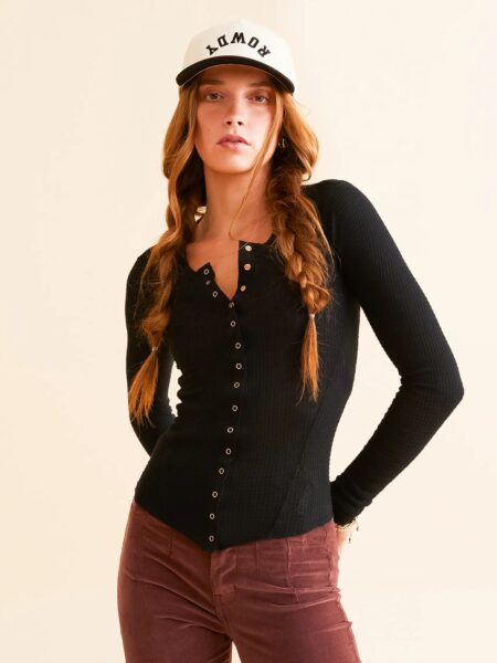 El <strong>Going Places Cardi de Free People</strong> es un cárdigan o camiseta ligera con caída fluida y silueta relajada. Una prenda versátil, cómoda y con ese aire boho sofisticado que define el estilo de la marca. <h2>Talla y ajuste</h2> Medidas para talla S: <ul> <li><strong>Busto:</strong> 66 cm</li> <li><strong>Largo:</strong> 65 cm</li> <li><strong>Largo de manga:</strong> 67 cm</li> </ul> <h2>Composición</h2> 82% viscosa, 16% poliéster, 2% elastano. Alabama Shop