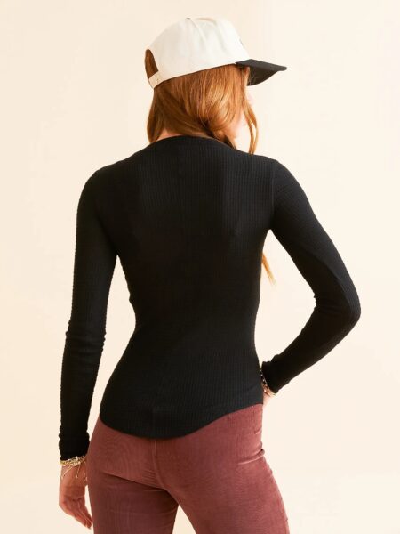 El <strong>Going Places Cardi de Free People</strong> es un cárdigan o camiseta ligera con caída fluida y silueta relajada. Una prenda versátil, cómoda y con ese aire boho sofisticado que define el estilo de la marca. <h2>Talla y ajuste</h2> Medidas para talla S: <ul> <li><strong>Busto:</strong> 66 cm</li> <li><strong>Largo:</strong> 65 cm</li> <li><strong>Largo de manga:</strong> 67 cm</li> </ul> <h2>Composición</h2> 82% viscosa, 16% poliéster, 2% elastano. Alabama Shop