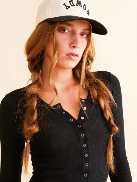 El <strong>Going Places Cardi de Free People</strong> es un cárdigan o camiseta ligera con caída fluida y silueta relajada. Una prenda versátil, cómoda y con ese aire boho sofisticado que define el estilo de la marca. <h2>Talla y ajuste</h2> Medidas para talla S: <ul> <li><strong>Busto:</strong> 66 cm</li> <li><strong>Largo:</strong> 65 cm</li> <li><strong>Largo de manga:</strong> 67 cm</li> </ul> <h2>Composición</h2> 82% viscosa, 16% poliéster, 2% elastano. Alabama Shop