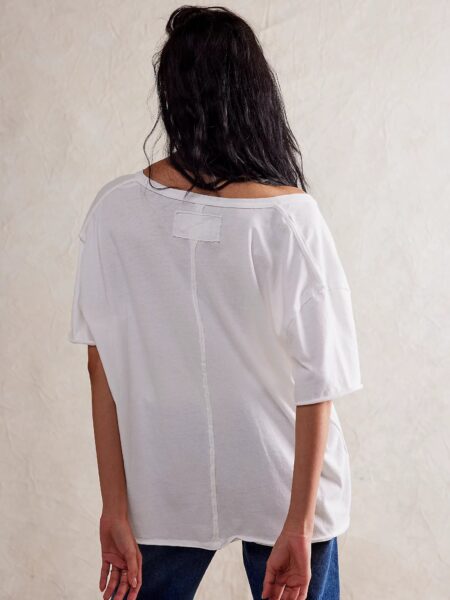 Nuestra camiseta favorita para usar en todas partes de nuestra colección Free People, ahora con un profundo escote en V. <strong>Ajuste: </strong>Boxy, ajuste ligeramente grande <strong>Características: </strong>Fabricación de algodón suave, escote en V profundo, hombros caídos, costuras de borde crudo en todas partes <strong>Por qué lo ❤: </strong>Perfecta con tus jeans favoritos. <ul class="c-pwa-product-contents__list"> <li class="u-pwa-content-group"> <h3 class="c-pwa-product-contents__heading">Cuidado</h3> <span class="c-pwa-product-contents__text">Lavar a máquina en frío</span></li> <li class="u-pwa-content-group"> <h3 class="c-pwa-product-contents__heading">Composición:</h3> <span class="c-pwa-product-contents__text">100 % algodón</span></li> </ul> Alabama Shop