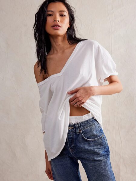 Nuestra camiseta favorita para usar en todas partes de nuestra colección Free People, ahora con un profundo escote en V. <strong>Ajuste: </strong>Boxy, ajuste ligeramente grande <strong>Características: </strong>Fabricación de algodón suave, escote en V profundo, hombros caídos, costuras de borde crudo en todas partes <strong>Por qué lo ❤: </strong>Perfecta con tus jeans favoritos. <ul class="c-pwa-product-contents__list"> <li class="u-pwa-content-group"> <h3 class="c-pwa-product-contents__heading">Cuidado</h3> <span class="c-pwa-product-contents__text">Lavar a máquina en frío</span></li> <li class="u-pwa-content-group"> <h3 class="c-pwa-product-contents__heading">Composición:</h3> <span class="c-pwa-product-contents__text">100 % algodón</span></li> </ul> Alabama Shop