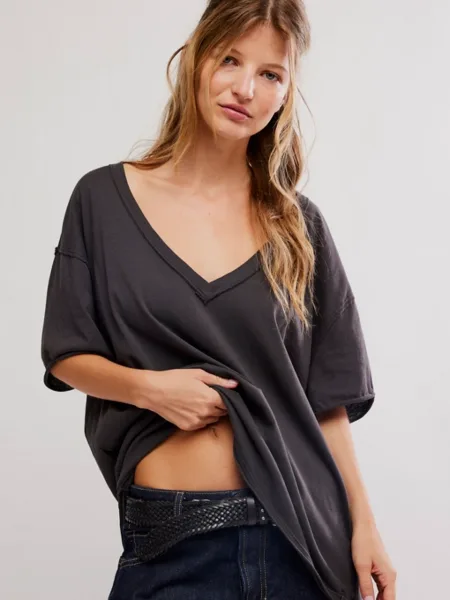 Nuestra camiseta favorita para usar en todas partes de nuestra colección Free People, ahora con un profundo escote en V. <strong>Ajuste: </strong>Boxy, ajuste ligeramente grande <strong>Características: </strong>Fabricación de algodón suave, escote en V profundo, hombros caídos, costuras de borde crudo en todas partes <strong>Por qué lo ❤: </strong>Perfecta con tus jeans favoritos. <ul class="c-pwa-product-contents__list"> <li class="u-pwa-content-group"> <h3 class="c-pwa-product-contents__heading">Cuidado</h3> <span class="c-pwa-product-contents__text">Lavar a máquina en frío</span></li> <li class="u-pwa-content-group"> <h3 class="c-pwa-product-contents__heading">Composición:</h3> <span class="c-pwa-product-contents__text">100 % algodón</span></li> </ul> Alabama Shop