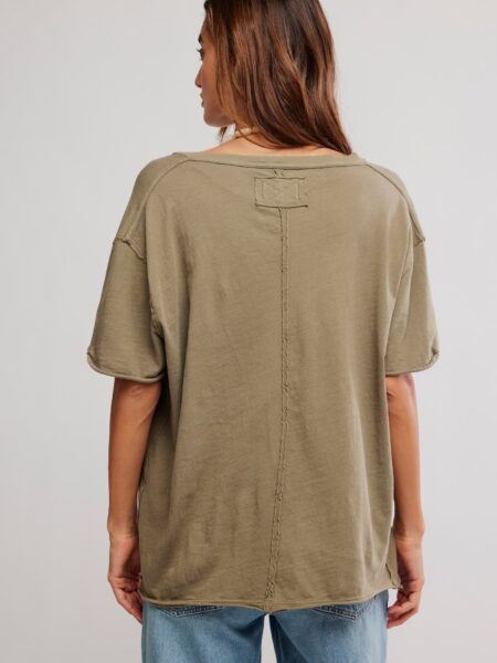 Nuestra camiseta favorita para usar en todas partes de nuestra colección Free People, ahora con un profundo escote en V. <strong>Ajuste: </strong>Boxy, ajuste ligeramente grande <strong>Características: </strong>Fabricación de algodón suave, escote en V profundo, hombros caídos, costuras de borde crudo en todas partes <strong>Por qué lo ❤: </strong>Perfecta con tus jeans favoritos. <ul class="c-pwa-product-contents__list"> <li class="u-pwa-content-group"> <h3 class="c-pwa-product-contents__heading">Cuidado</h3> <span class="c-pwa-product-contents__text">Lavar a máquina en frío</span></li> <li class="u-pwa-content-group"> <h3 class="c-pwa-product-contents__heading">Composición:</h3> <span class="c-pwa-product-contents__text">100 % algodón</span></li> </ul> Alabama Shop
