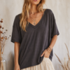 Top elástico con hombro asimétrico ligeramente más caído y detalle de encaje interior que asoma delicadamente por el escote y el bajo. Femenino, versátil y perfecto para elevar cualquier look. <strong>Composición:</strong> 90% algodón, 10% elastán. Alabama Shop