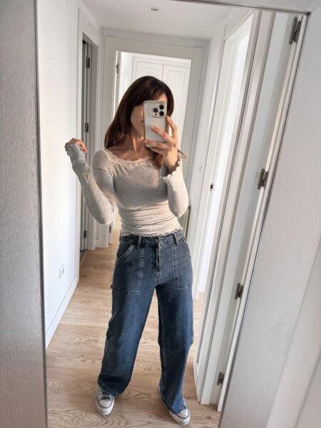 Vaquero wide leg en tono vintage, con bolsillos grandes y bolsillo extra en el lateral de la pierna. Corte amplio, cómodo y con tejido ligeramente elástico para un ajuste favorecedor y actual. <strong>Composición:</strong> Cotton (98%), Elastane (2%). Alabama Shop