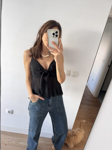 Vaquero wide leg en tono vintage, con bolsillos grandes y bolsillo extra en el lateral de la pierna. Corte amplio, cómodo y con tejido ligeramente elástico para un ajuste favorecedor y actual. <strong>Composición:</strong> Cotton (98%), Elastane (2%). Alabama Shop