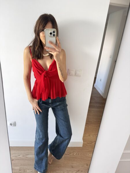 Vaquero wide leg en tono vintage, con bolsillos grandes y bolsillo extra en el lateral de la pierna. Corte amplio, cómodo y con tejido ligeramente elástico para un ajuste favorecedor y actual. <strong>Composición:</strong> Cotton (98%), Elastane (2%). Alabama Shop