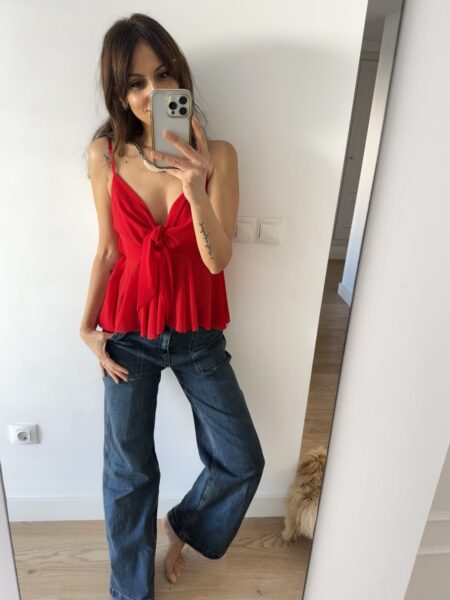 Vaquero wide leg en tono vintage, con bolsillos grandes y bolsillo extra en el lateral de la pierna. Corte amplio, cómodo y con tejido ligeramente elástico para un ajuste favorecedor y actual. <strong>Composición:</strong> Cotton (98%), Elastane (2%). Alabama Shop