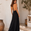 Pantalón con volantes que aporta movimiento y un aire muy femenino al look. Su diseño especial crea una silueta fluida y estilosa que transforma cualquier outfit en algo diferente. Perfecto para combinar con tops sencillos y dejar que el pantalón sea el protagonista. Poliéster (95%), Elastano (5%) Alabama Shop