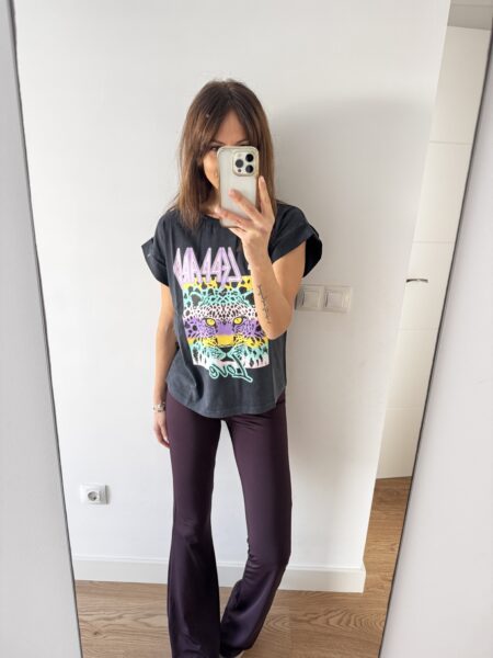 Pantalón acampanado tejido muy suave. Tiro alto. Goma en la cintura. 65% poliéster, 30% viscosa, 5% elastan La modelo lleva talla S/M y mide 1,70. S/M: 36/38 M/L: 40/42 Alabama Shop