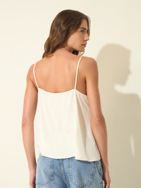 Top de tirantes de <strong>Lez a Lez</strong> con <strong>tiras finas</strong> y <strong>escote en V</strong>, confeccionado en viscosa ligera y responsable que se adapta suavemente al cuerpo. Su caída elegante y fluida convierte este top en una pieza sofisticada que realza cualquier look. Perfecto para combinar con pantalones, faldas o jeans, este top no es un básico cualquiera: es <strong>una prenda de calidad, versátil y con diseño cuidado</strong>, pensada para mujeres que valoran estilo y confort en cada detalle. <strong>Composición:</strong> 100% viscosa. Alabama Shop