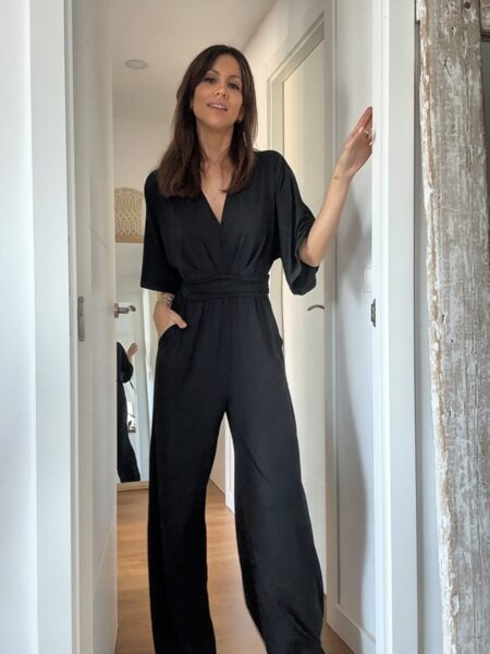 El mono negro que siempre apetece tener en el armario. Elegante, cómodo y con un diseño favorecedor que estiliza la silueta gracias a su cintura marcada y su pantalón amplio de caída fluida. Su escote en pico y las mangas amplias crean un look femenino y sofisticado que funciona igual de bien para una cena especial, un evento o incluso con un estilo más relajado. Además, tiene bolsillos laterales que lo hacen todavía más práctico. Un mono versátil que puedes llevar con sandalias, tacones o incluso con una chaqueta vaquera para un look más casual. 65% Polyester 30% Viscose 5% Elasthanne Alabama Shop