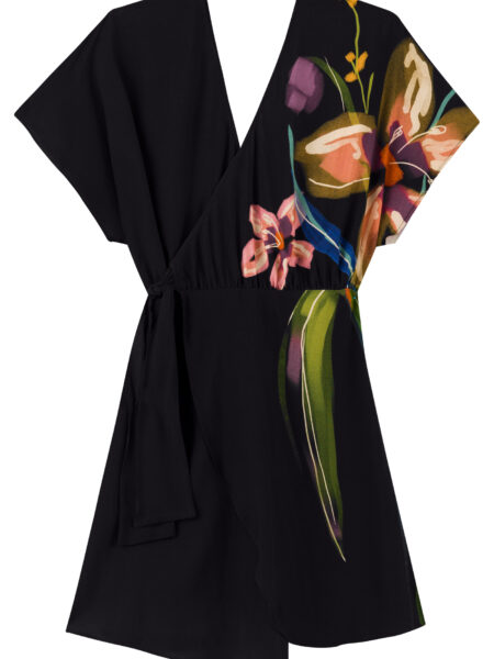 Descubre el <strong>vestido corto de Lez a Lez</strong> en color negro con diseño cruzado. Confeccionado en <strong>100% viscosa responsable</strong>, cuenta con escote en V y amarre lateral para un ajuste a medida. ¡Estilo y fluidez en <strong>Alabama Shop</strong>! Alabama Shop