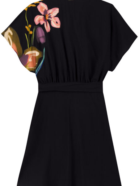 Descubre el <strong>vestido corto de Lez a Lez</strong> en color negro con diseño cruzado. Confeccionado en <strong>100% viscosa responsable</strong>, cuenta con escote en V y amarre lateral para un ajuste a medida. ¡Estilo y fluidez en <strong>Alabama Shop</strong>! Alabama Shop