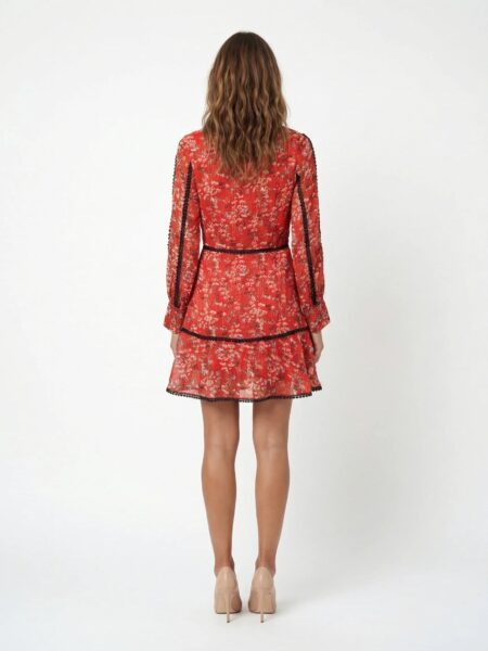 El <strong>vestido Éclat Red de Poète</strong> combina estampado y detalles de puntilla que aportan movimiento y un toque sofisticado. Femenino, versátil y fácil de llevar en cualquier ocasión. <strong>Composición:</strong> 100% poliéster. Medidas cm <table class="medidas"> <thead> <tr> <th></th> <th>XS</th> <th>S</th> <th>M</th> <th>L</th> <th></th> </tr> </thead> <tbody> <tr> <td>Pecho</td> <td>80 - 84</td> <td>84 - 88</td> <td>88 - 92</td> <td>92 - 96</td> <td></td> </tr> <tr> <td>Cintura</td> <td>62 - 66</td> <td>66 - 70</td> <td>70 - 76</td> <td>76 - 80</td> <td></td> </tr> <tr> <td>Cadera</td> <td>90 - 94</td> <td>94 - 98</td> <td>98 - 102</td> <td>102 - 106</td> <td></td> </tr> </tbody> </table> <div class="product-form__input product-form__input--dropdown"></div> Alabama Shop