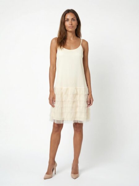 El <strong>tutú Étoile de Poète</strong> es una de las prendas más icónicas de la marca. Femenino, especial y muy versátil, es perfecto para combinar con todo tipo de tops y crear looks con personalidad. <strong>Composición:</strong> 95% poliéster, 5% spandex. &nbsp; Medidas cm <table class="medidas"> <thead> <tr> <th></th> <th>XS</th> <th>S</th> <th>M</th> <th>L</th> <th></th> </tr> </thead> <tbody> <tr> <td>Pecho</td> <td>80 - 84</td> <td>84 - 88</td> <td>88 - 92</td> <td>92 - 96</td> <td></td> </tr> <tr> <td>Cintura</td> <td>62 - 66</td> <td>66 - 70</td> <td>70 - 76</td> <td>76 - 80</td> <td></td> </tr> <tr> <td>Cadera</td> <td>90 - 94</td> <td>94 - 98</td> <td>98 - 102</td> <td>102 - 106</td> <td></td> </tr> </tbody> </table> <div class="product-form__input product-form__input--dropdown"></div> Alabama Shop