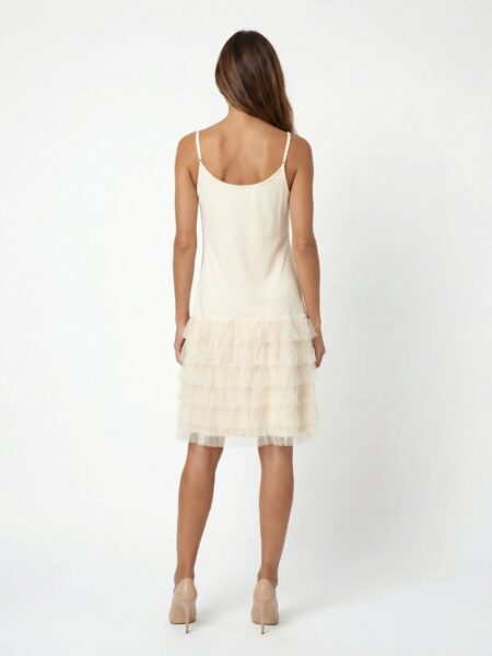 El <strong>tutú Étoile de Poète</strong> es una de las prendas más icónicas de la marca. Femenino, especial y muy versátil, es perfecto para combinar con todo tipo de tops y crear looks con personalidad. <strong>Composición:</strong> 95% poliéster, 5% spandex. &nbsp; Medidas cm <table class="medidas"> <thead> <tr> <th></th> <th>XS</th> <th>S</th> <th>M</th> <th>L</th> <th></th> </tr> </thead> <tbody> <tr> <td>Pecho</td> <td>80 - 84</td> <td>84 - 88</td> <td>88 - 92</td> <td>92 - 96</td> <td></td> </tr> <tr> <td>Cintura</td> <td>62 - 66</td> <td>66 - 70</td> <td>70 - 76</td> <td>76 - 80</td> <td></td> </tr> <tr> <td>Cadera</td> <td>90 - 94</td> <td>94 - 98</td> <td>98 - 102</td> <td>102 - 106</td> <td></td> </tr> </tbody> </table> <div class="product-form__input product-form__input--dropdown"></div> Alabama Shop