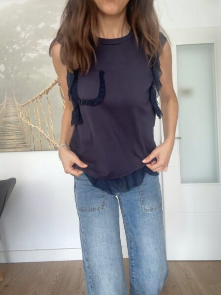 El <strong>top Plume de Poète</strong> combina comodidad y ajuste gracias a su mezcla de algodón con elastano. Su tejido suave y flexible lo convierte en una prenda perfecta para el día a día, fácil de combinar y muy cómoda de llevar. <strong>Composición:</strong> 95% algodón, 5% spandex. &nbsp; Medidas cm <table class="medidas"> <thead> <tr> <th></th> <th>XS</th> <th>S</th> <th>M</th> <th>L</th> <th></th> </tr> </thead> <tbody> <tr> <td>Pecho</td> <td>80 - 84</td> <td>84 - 88</td> <td>88 - 92</td> <td>92 - 96</td> <td></td> </tr> <tr> <td>Cintura</td> <td>62 - 66</td> <td>66 - 70</td> <td>70 - 76</td> <td>76 - 80</td> <td></td> </tr> <tr> <td>Cadera</td> <td>90 - 94</td> <td>94 - 98</td> <td>98 - 102</td> <td>102 - 106</td> <td></td> </tr> </tbody> </table> <div class="product-form__input product-form__input--dropdown"></div> Alabama Shop